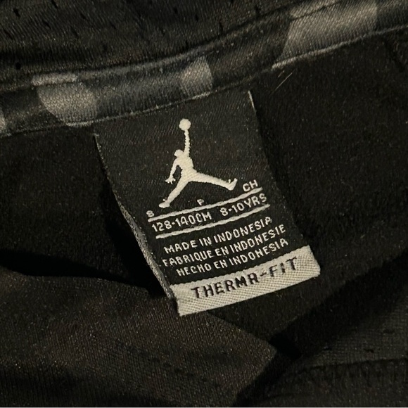 Jordan Black and Gray Therma-Fit Kids Hoodie Size 8-10 Small - Picture 4 of 4